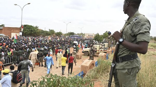 Протесты возле авиабазы в Ниамее с требованием вывода французских военных сил из Нигера - اسپوتنیک افغانستان  