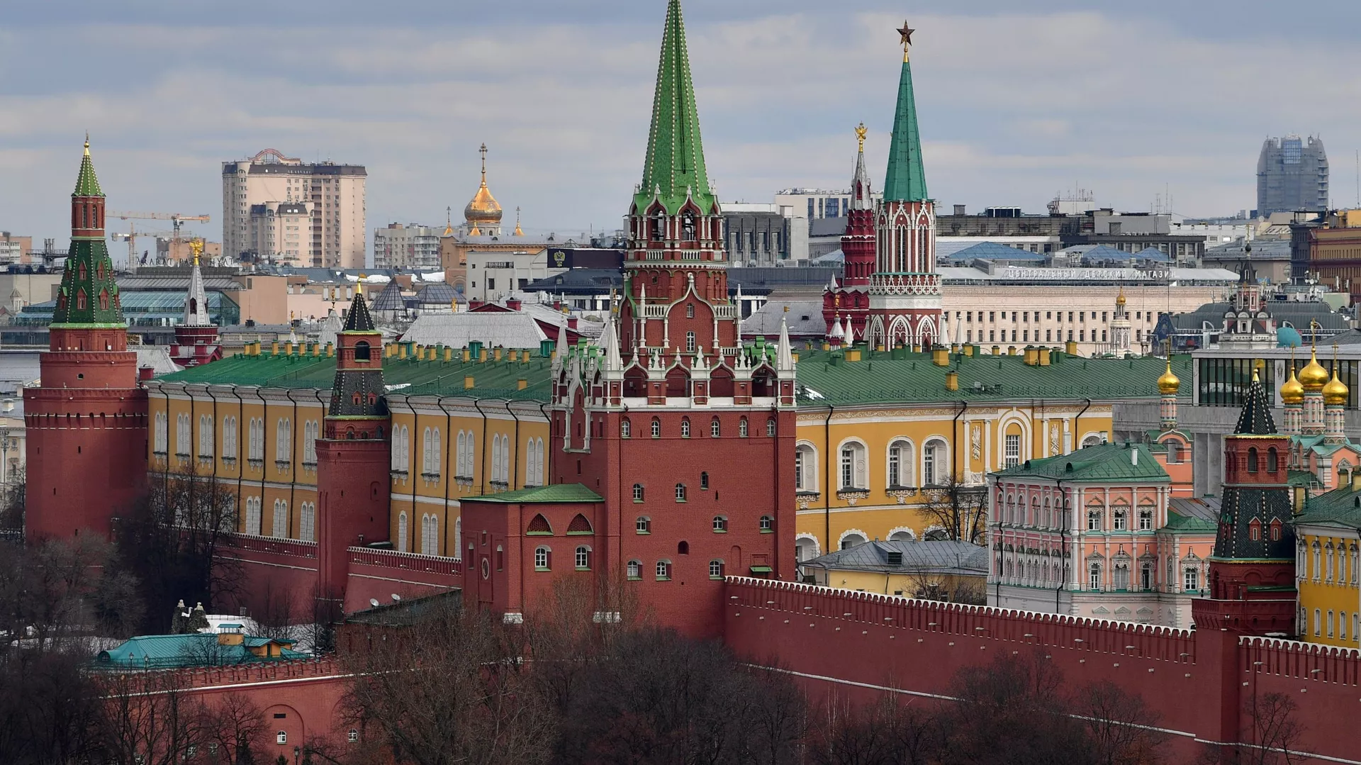 Вид на башни Московского Кремля 