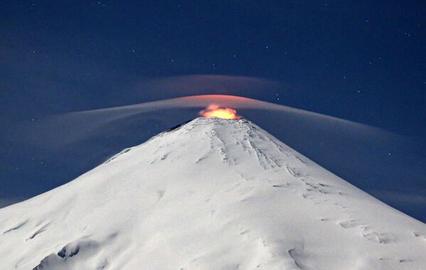 نمایی از آتشفشان ویلاریکا، در حدود 800 کیلومتری جنوب سانتیاگو، شیلی، در 27 سپتامبر 2023.ویلاریکا یکی از فعال ترین آتشفشان های آمریکای جنوبی است. - اسپوتنیک افغانستان  