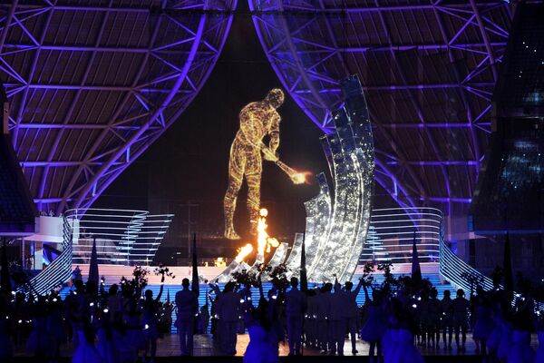 در مراسم افتتاحیه نوزدهمین دوره بازی‌های آسیایی در هانگژو، چین، شنبه، 23 سپتامبر 2023، طرحی از یک مشعل‌دار دیجیتالی در حالی که دیگ روشن می‌شود نمایش داده می‌شود. - اسپوتنیک افغانستان  