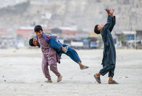 پسران افغانستانی در 24 سپتامبر 2023 در کابل بازی می کنند. - اسپوتنیک افغانستان  