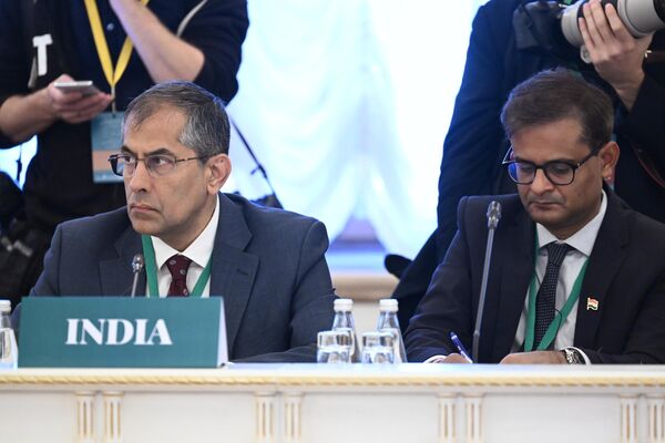 پاوان کاپور، سفیر فوق‌العاده و تام الاختیار هند در فدراسیون روسیه (سمت چپ) در نشست پنجم فرمت مسکو برای مشورت در مورد افغانستان در تالار شهر کازان. - اسپوتنیک افغانستان  