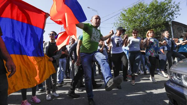 Сторонники армянской оппозиции блокируют дорогу в аэропорт время протестов в Ереване - اسپوتنیک افغانستان  