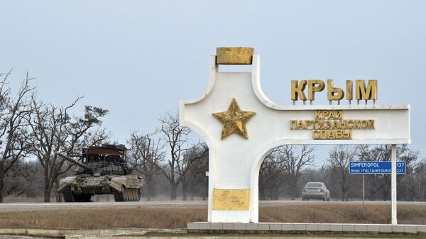 Танк Т-72 ВС РФ у автомобильного пункта пропуска Джанкой - اسپوتنیک افغانستان  