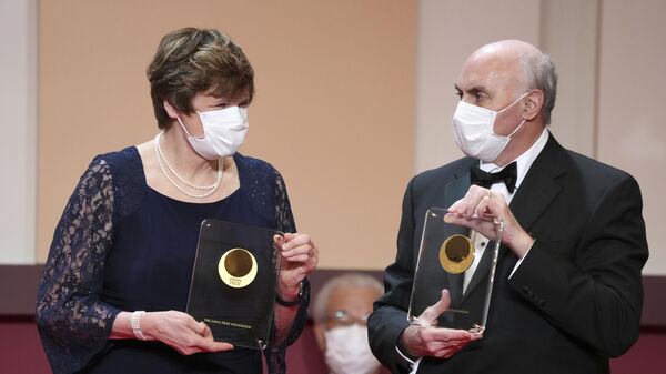 Ученые Каталин Карико и Дрю Вайссман, получившие Нобелевскую премию по медицине за разработку мРНК вакцин против COVID-19. Архивное фото - اسپوتنیک افغانستان  