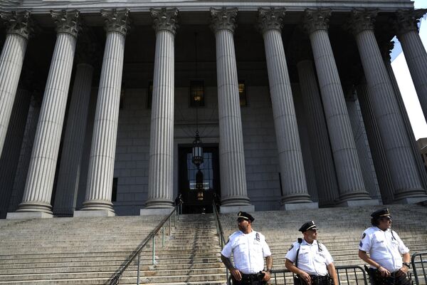 افسران پلیس شهر نیویورک در اولین روز محاکمه کلاهبرداری مالی ترامپ در دادگاه نیویورک در حال نگهبانی هستند. - اسپوتنیک افغانستان  
