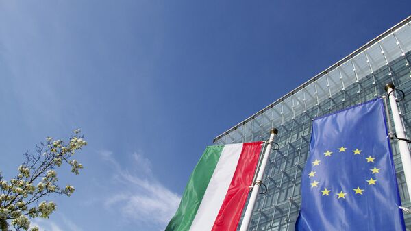 Флаг Венгрии и флаг Европейского Союза на финансовом здании в Будапеште, Венгрия - اسپوتنیک افغانستان  