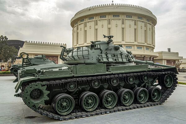 یک تانک جنگی M48 پاتون اسراییلی که در طول جنگ اعراب و اسرائیل در سال 1973 تصرف شده بود در گالری در فضای باز در خارج از موزه و بنای یادبود &quot;پانورامای جنگ 6 اکتبر&quot; در قاهره به نمایش گذاشته شد. - اسپوتنیک افغانستان  