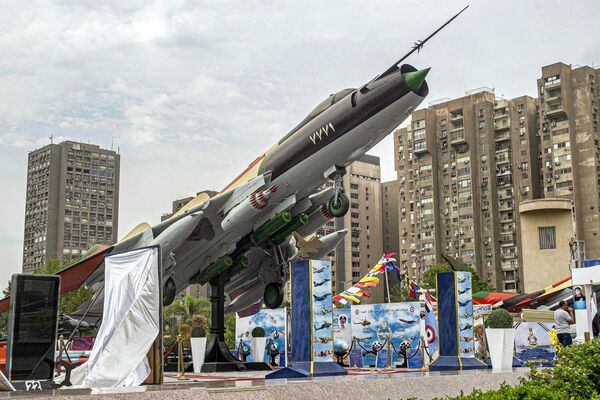 یک هواپیمای رهگیر جنگنده مافوق صوت نیروی هوایی مصر MiG-21 که در طول جنگ اعراب و اسرائیل در سال 1973 مورد استفاده قرار گرفت، در گالری در فضای باز در خارج از موزه و یادبود &quot;پانورامای جنگ 6 اکتبر&quot; در قاهره به نمایش گذاشته شد. - اسپوتنیک افغانستان  