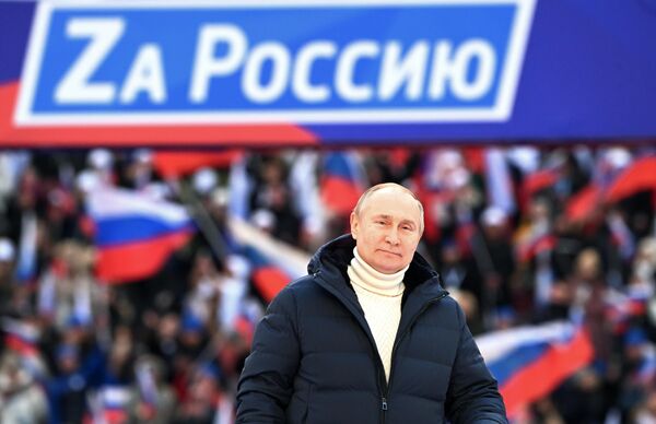 18 مارچ 2022. ولادیمیر پوتین، رئیس‌جمهور روسیه در یک گردهمایی و کنسرت در لوژنیکی که به اتحاد کریمه با روسیه اختصاص داشت، سخنرانی می‌کند. - اسپوتنیک افغانستان  