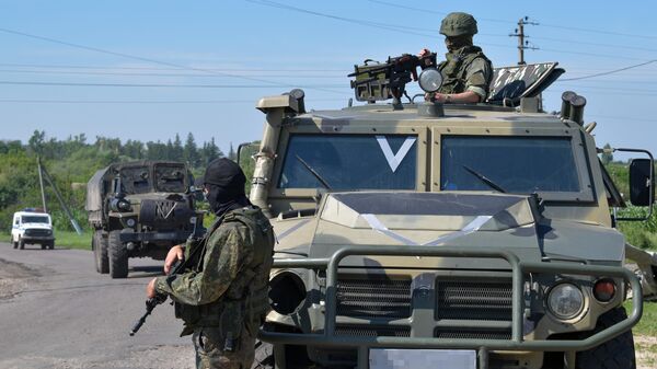 Российские военнослужащие на блокпосту на въезде в населенный пункт в Харьковской области - اسپوتنیک افغانستان  