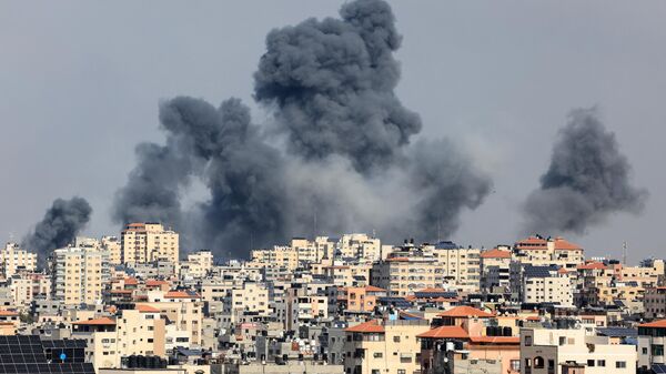 Дым над Газой после ответных ударов Израиля 7 октября 2023 - اسپوتنیک افغانستان  