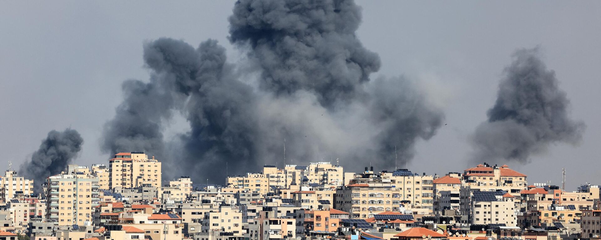 Дым над Газой после ответных ударов Израиля 7 октября 2023 - اسپوتنیک افغانستان  , 1920, 07.10.2023