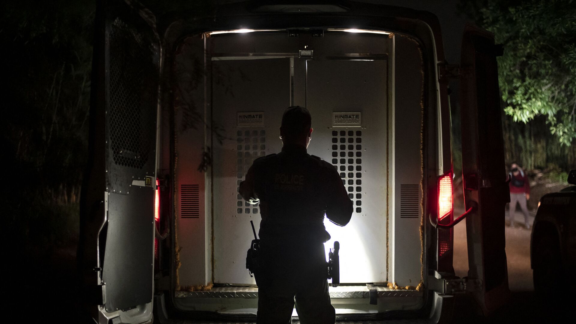 A Customs and Border Patrol agent closes the door after a group of migrant women are loaded into a transport, after being apprehended near the border between Mexico and the United States in Del Rio, Texas on May 16, 2021. - Crossings in Del Rio have risen significantly this year with many crossings earlier this year by Haitian migrants and now many coming to seek asylum from Venezuela. A Customs and Border Patrol agent closes the door after a group of migrant women are loaded into a transport, after being apprehended near the border between Mexico and the United States in Del Rio, Texas on May 16, 2021. - Crossings in Del Rio have risen significantly this year with many crossings earlier this year by Haitian migrants and now many coming to seek asylum from Venezuela. - اسپوتنیک افغانستان , 1920, 08.10.2023