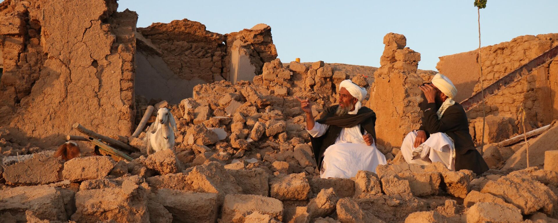 Люди сидят у развалин дома после землетрясения в деревне Сарбуланд Зенде Джана, район провинции Герат, Афганистан - اسپوتنیک افغانستان  , 1920, 08.10.2023