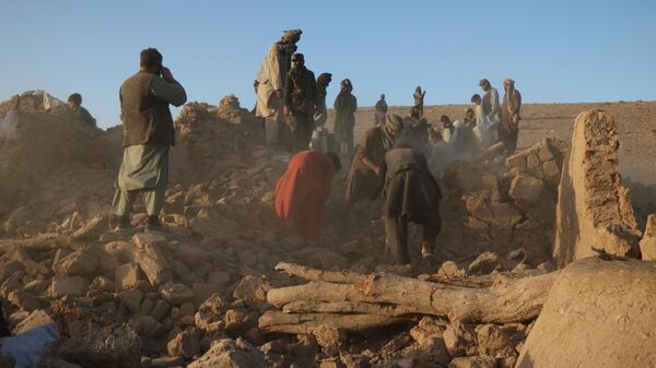 Жители Афганистана расчищают завалы после землетрясения в деревне Сарбуланд округа Зенде Джан провинции Герат - اسپوتنیک افغانستان  