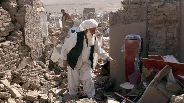 Люди разбирают руины после землетрясения в провинции Герат на западе Афганистана - اسپوتنیک افغانستان  