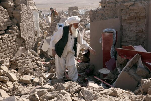یک پیرمرد روز یکشنبه 8 اکتوبر 2023 پس از زلزله در ولسوالی زنده جان  ولایت هرات، در غرب افغانستان، محل را پاکسازی می کند. سخنگوی دولت طالبان یکشنبه گفت که زلزله های قدرتمند حداقل 2400 نفر را در غرب افغانستان کشته است. این یکی از مرگبارترین زلزله است که در دو دهه اخیر کشور را لرزاند. (عکس آسوشیتدپرس/امید حقجو) - اسپوتنیک افغانستان  