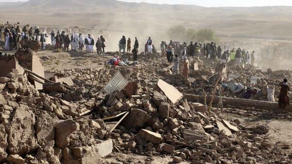 Люди разбирают руины после землетрясения в районе Зенда Джан в провинции Герат на западе Афганистана - اسپوتنیک افغانستان  