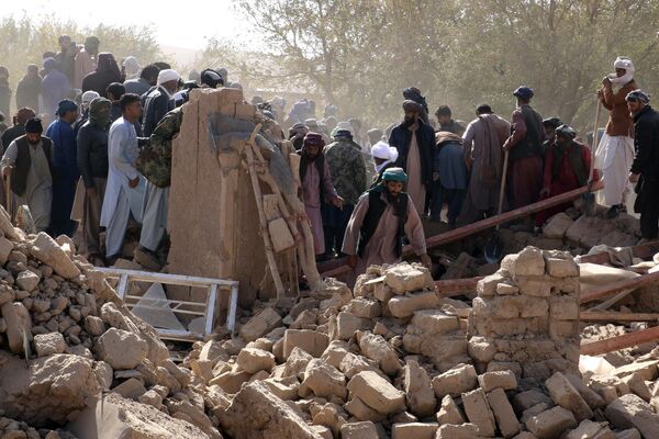 مردم به دنبال قربانیان زلزله که در زیر آوارها دفن شده اند می گردند. - اسپوتنیک افغانستان  