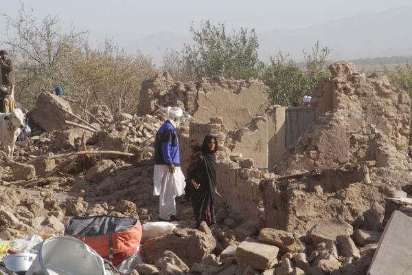 مردم در خانه ای که در اثر زلزله ویران شده است. - اسپوتنیک افغانستان  