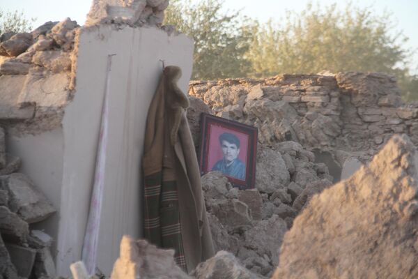 قاب عکسی در خرابه های بجای مانده از زلزله - اسپوتنیک افغانستان  