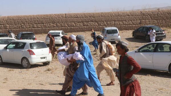 مردان جسم بیجان یکی از جانباختگان در زلزله را بروی دستان خود حمل می کنند - اسپوتنیک افغانستان  