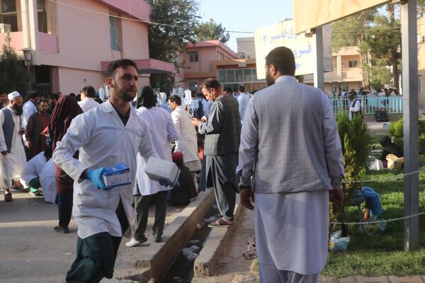 کارمندان صحی در حال کمک رسانی به زخمیان زلزله در هرات - اسپوتنیک افغانستان  