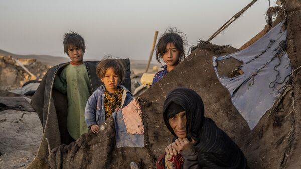 Женщина и дети среди разрушений после землетрясения в районе Зинда Джан в провинции Герат на западе Афганистана - اسپوتنیک افغانستان  