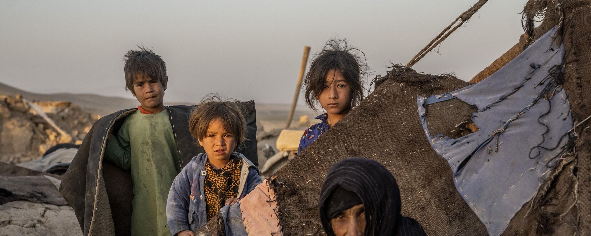 Женщина и дети среди разрушений после землетрясения в районе Зинда Джан в провинции Герат на западе Афганистана - اسپوتنیک افغانستان  , 1920, 12.10.2023