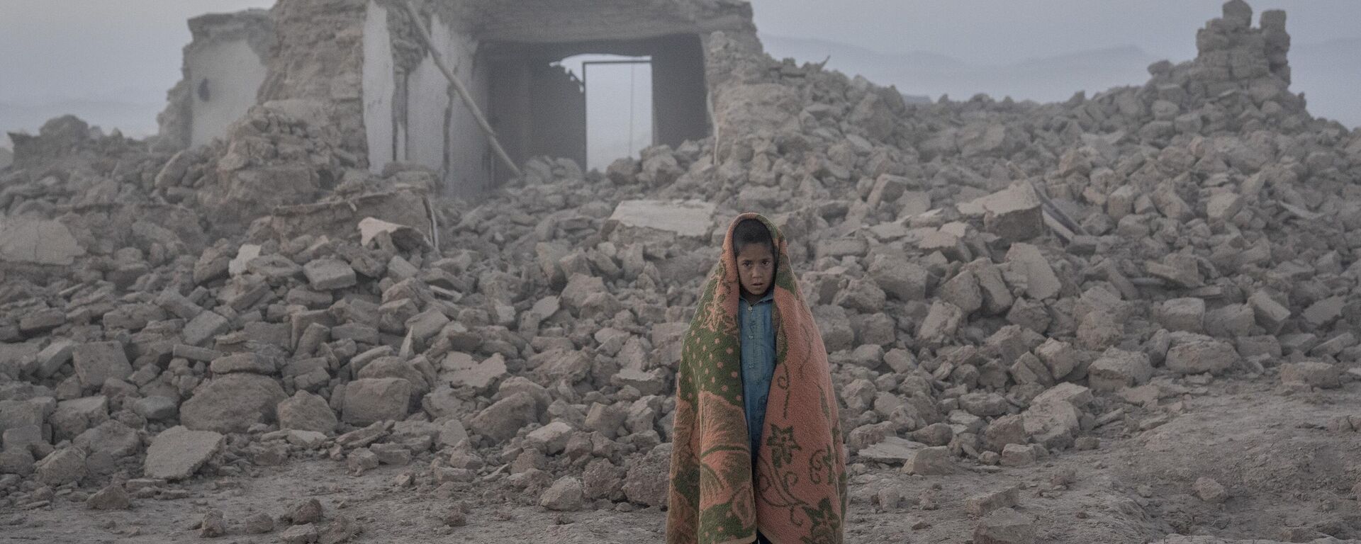 Мальчик стоит перед своим домом, разрушенным землетрясением в районе Зинда Джан в провинции Герат на западе Афганистана - اسپوتنیک افغانستان  , 1920, 20.10.2023