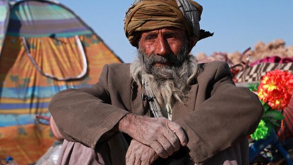 Житель Афганистана сидит возле своего поврежденного после землетрясения дома в деревне Наиб Рафи - اسپوتنیک افغانستان  