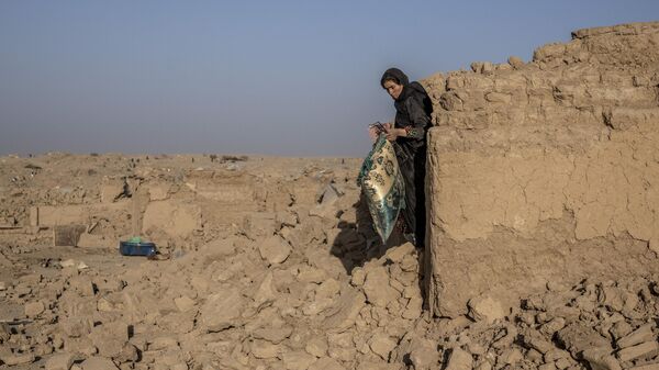 Девушка убирает завалы после землетрясения в районе Зенда Джан в провинции Герат - اسپوتنیک افغانستان  