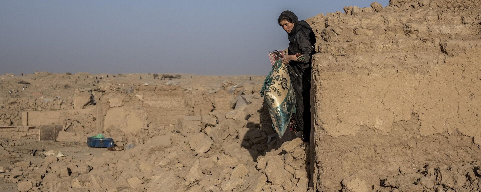 Девушка убирает завалы после землетрясения в районе Зенда Джан в провинции Герат - اسپوتنیک افغانستان  , 1920, 15.10.2023