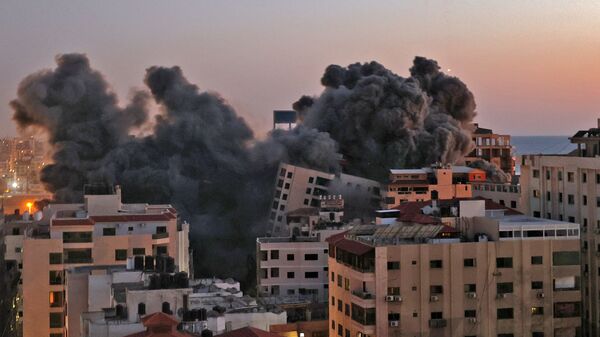 Пожарные тушат горящие многоквартирные дома после израильских авиаударов в городе Газа - اسپوتنیک افغانستان  