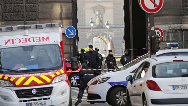 Оцепление французской полиции вокруг музея Лувра, где произошло нападение на военный патруль  - اسپوتنیک افغانستان  