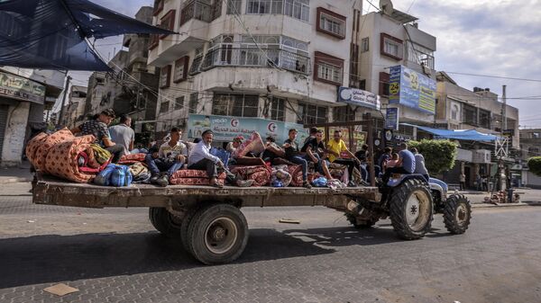 Палестинцы бегут из города Газа после израильских авиаударов - اسپوتنیک افغانستان  