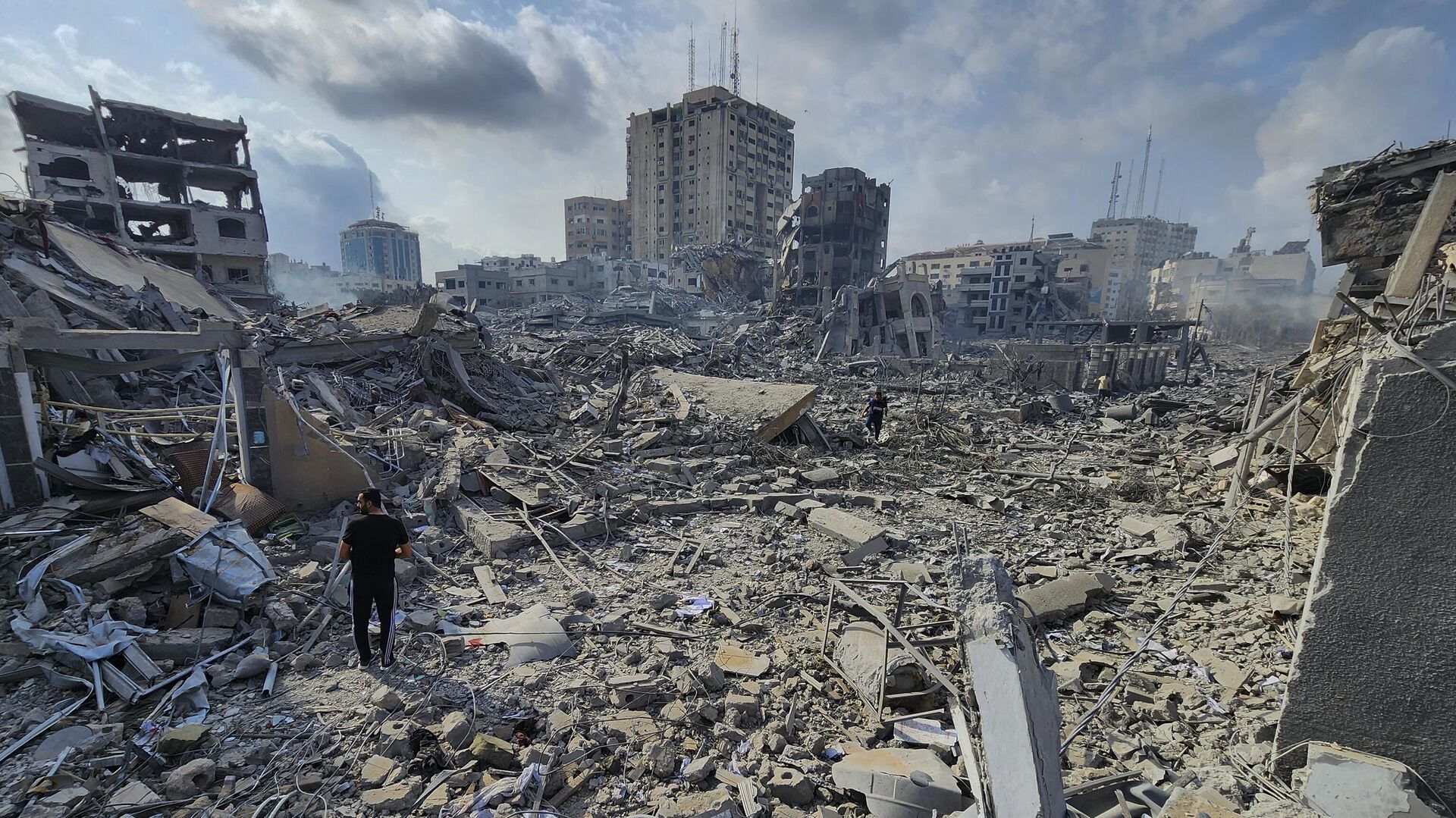 Палестинцы идут через обломки зданий, разрушенных в результате израильских авиаударов в городе Газа, 10 октября 2023 года - اسپوتنیک افغانستان  , 1920, 15.10.2023