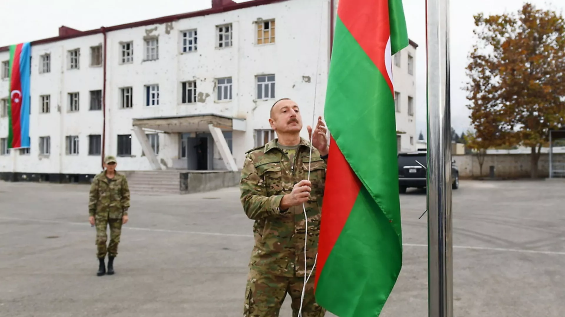 Президент Азербайджана Ильхам Алиев и первая леди Мехрибан Алиева во время посещения Физулинского и Джебраильского района, расположенных в Карабахе