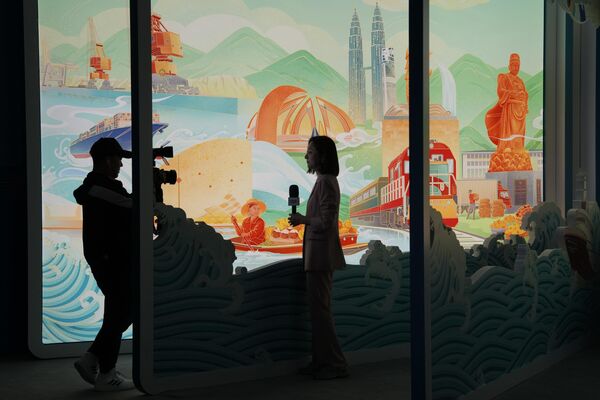 روزنامه نگاران برای سومین مجمع کمربند و جاده که در مرکز همایش ملی چین در پکن برگزار شد آماده می شوند - اسپوتنیک افغانستان  