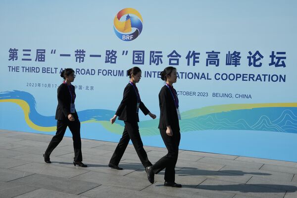 کارمندان برای سومین مجمع کمربند و جاده که در مرکز همایش ملی چین در پکن برگزار می شود آماده می شوند - اسپوتنیک افغانستان  
