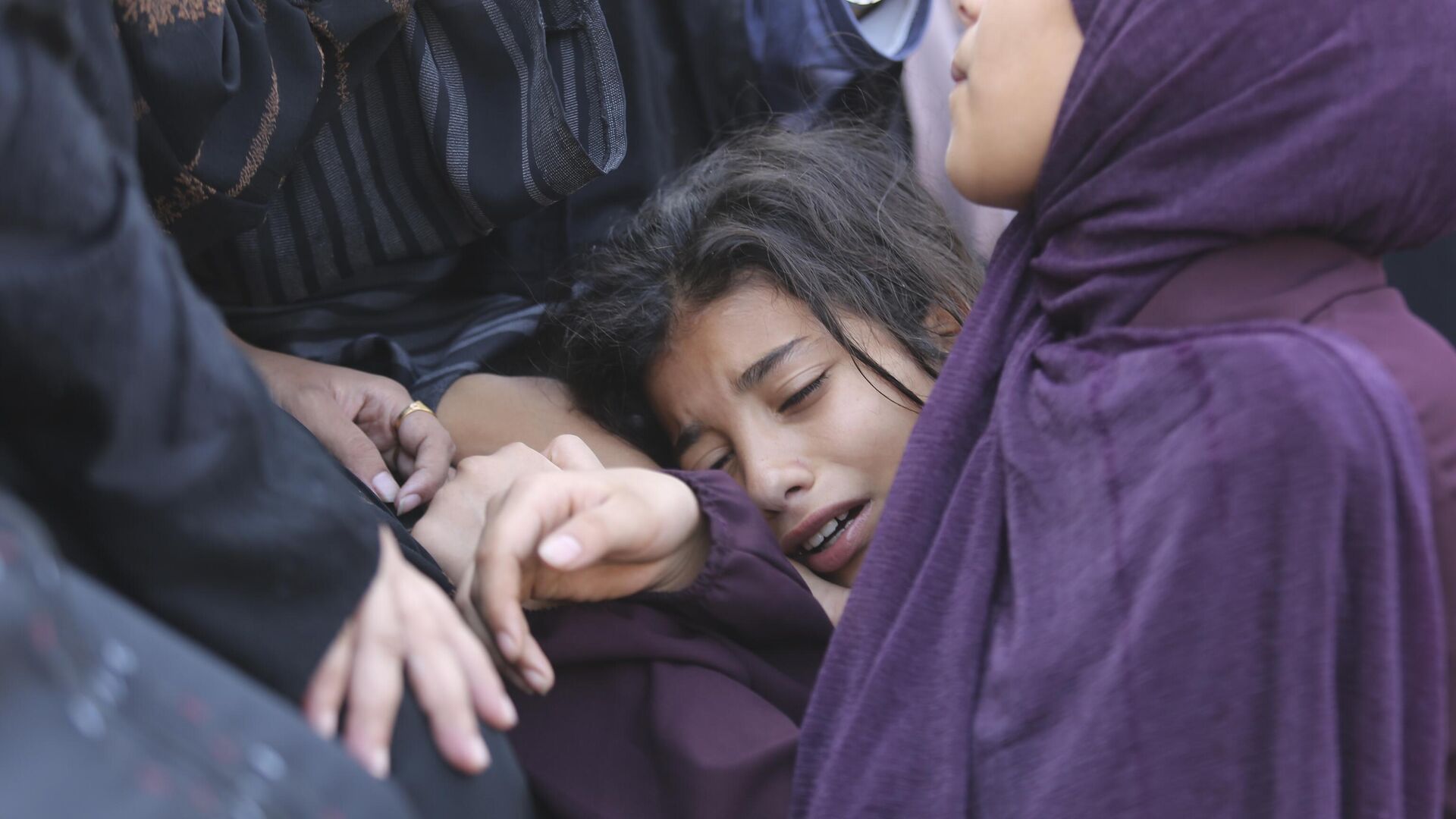 Палестинская девочка плачет во время похорон Амира Ганана, погибшего в результате израильского авиаудара по зданиям в Хан-Юнисе, сектор Газа, 10 октября 2023 года - اسپوتنیک افغانستان  , 1920, 16.10.2023