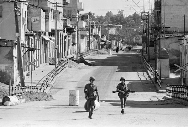 دو سرباز اسرائیلی در 6 مارچ 1971 در سرک نوار غزه تحت اشغال اسرائیل که در جنگ شش روزه از مصر گرفته شده بود گشت می زنند. - اسپوتنیک افغانستان  