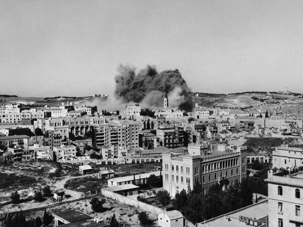 دود برخاسته از شهر قدیمی اورشلیم در اگست 1949 در طول جنگ اعراب و اسرائیل. - اسپوتنیک افغانستان  