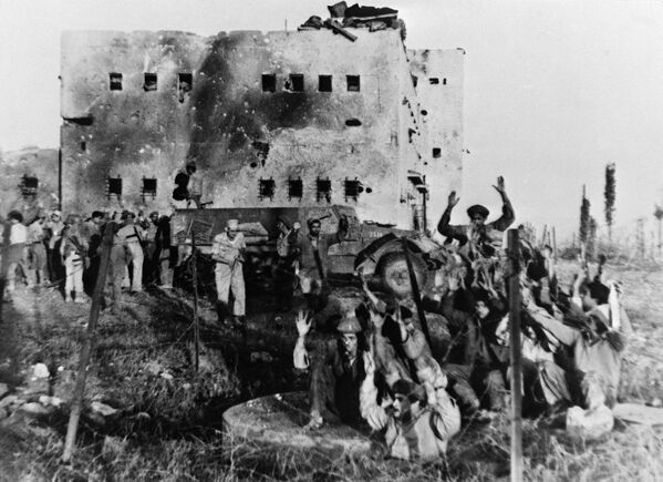 سربازان مصری پناهگاه هایی را که در 18 نومبر 1948 در نزدیکی تل آویو در آنجا پناه گرفته بودند، ترک می کنند. - اسپوتنیک افغانستان  
