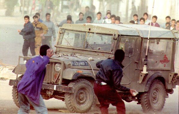 در درگیری‌های شدیدی که در 9 مارچ 1993 رخ داد، جوانان فلسطینی به سمت یک جیپ سربازان اسرائیلی سنگ پرتاب کردند. - اسپوتنیک افغانستان  