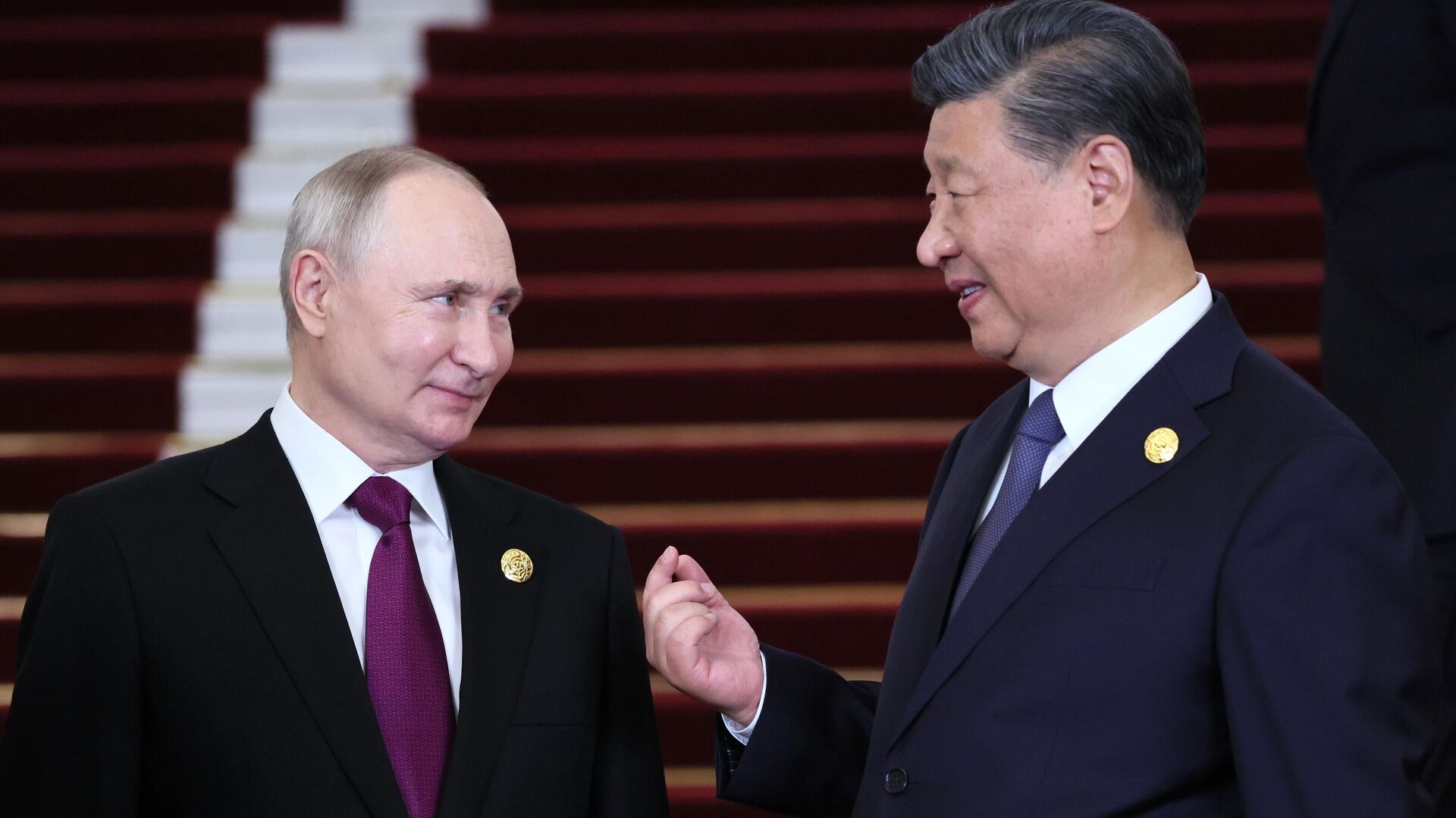 Russian President Vladimir Putin listens to Chinese President Xi Jinping during a welcoming ceremony for heads of delegations participating in the 3rd Belt and Road Forum for International Cooperation, at the Great Hall of the People in Beijing, China. - اسپوتنیک افغانستان  , 1920, 18.10.2023
