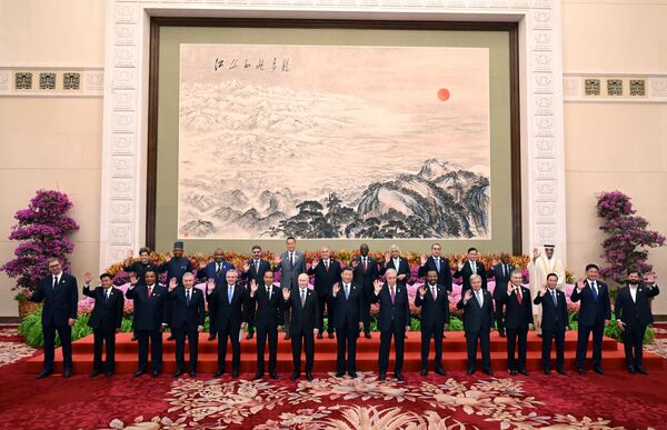 18 اکتبر 2023. ولادیمیر پوتین رئیس جمهور روسیه و شی جین پینگ رئیس جمهوری خلق چین در یک عکس مشترک از سران هیئت های شرکت کننده در سومین مجمع بین المللی "یک کمربند، یک جاده" در پکن. 18 اکتبر 2023. ولادیمیر پوتین رئیس جمهور روسیه و شی جین پینگ رئیس جمهوری خلق چین در یک عکس مشترک از سران هیئت های شرکت کننده در سومین مجمع بین المللی "یک کمربند، یک جاده" در پکن. - اسپوتنیک افغانستان