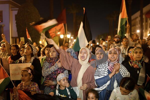 صدها تن از مراکشی ها در شهر رباط در تظاهرات همبستگی با فلسطینی ها ، پس از بمباران درمانگاه الاهلی در غزه در روز سه شنبه 17 اکتبر 2023 شرکت کرده اند. - اسپوتنیک افغانستان  