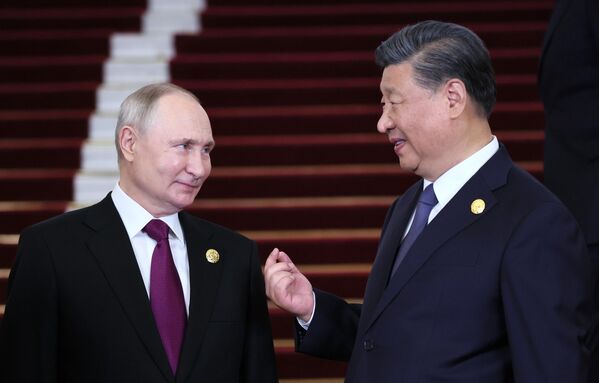 ولادیمیر پوتین، رئیس جمهور روسیه و شی جین پینگ، رئیس جمهوری خلق چین  در مراسم ملاقات روسای هیئت های شرکت کننده در سومین مجمع بین المللی &quot;یک کمربند، یک جاده&quot; در پکن.17 اکتبر 2023 - اسپوتنیک افغانستان  